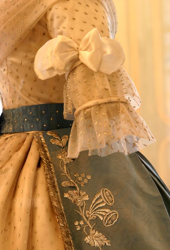 Manifattura parigina (?), Abito e manto di gala appartenuti alla duchessa Maria Luigia d'Asburgo, part. (1830-1840 ca.)